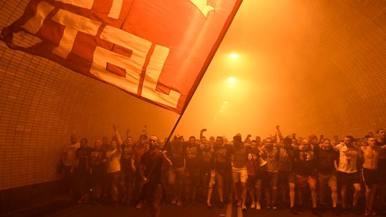 Podívejte se na policejní manévry kvůli fanouškům Crvené Zvezdy Bělehrad.