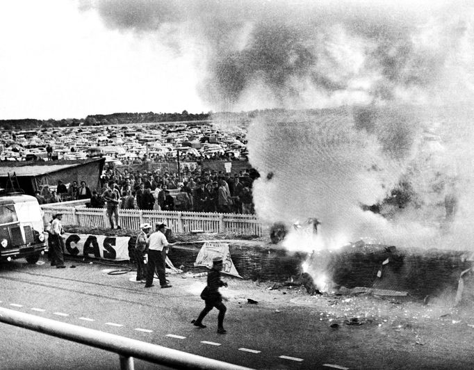 Tragédie na automobilové závodě Le Mans si v roce 1955 vyžádala 83 lidských životů.