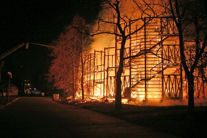 Požár Průmyslového paláce na pražském Výstavišti, ke kterému došlo dne 16. října roku 2008. Archivní snímek z historie Hasičského záchranného sboru v Praze.