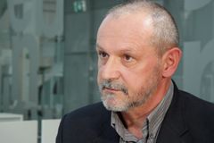 Muž hrozil komentátorovi Práva smrtí za kritiku Zemana, dostal půlroční podmínku