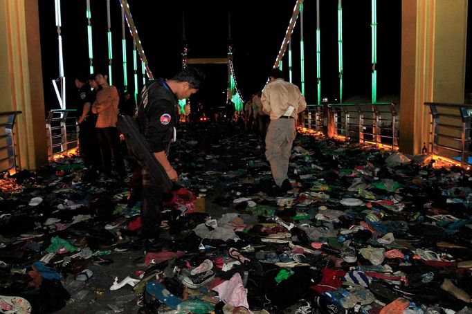 Tady se to stalo. Kambodžští vyšetřovatelé prohlížejí most přes řeku Tonle Sap, na němž byly v panice udupány stovky lidí.