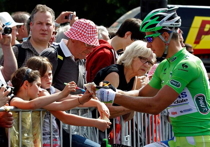 Slovenský cyklista Peter Sagan se podepisuje v cíli čtvrté etapy Tour de France 2012.