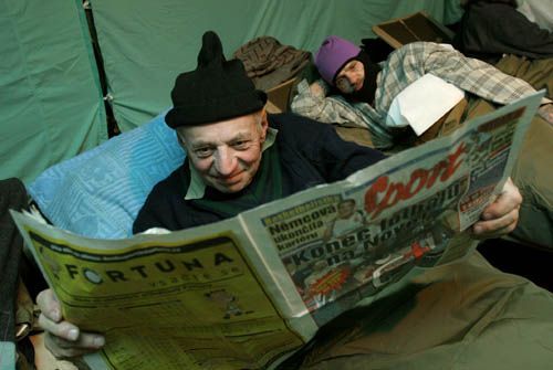 S novinami v posteli