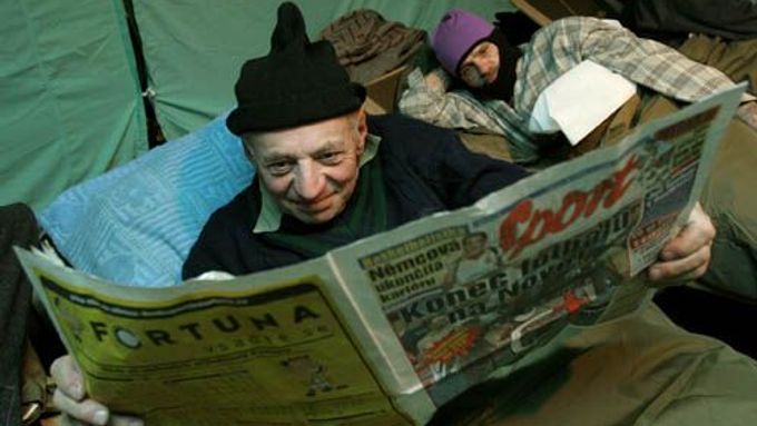 V době mimořádně tuhé zimy v roce 2006 žily desítky bezdomovců ve vojenských stanech v Praze na Letné. Stany jsou však jen provizorní řešení, které lidem na dně pomohou jen na chvíli