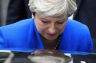 Britská vláda Theresy Mayové těsně získala důvěru parlamentu, rozhodlo čtrnáct hlasů
