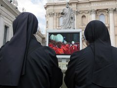 Řádové sestry sledují ve Vatikánu na velkoplošné obrazovce dopolední modlitbu kardinálů Pro Eligendo Romano Pontefice.