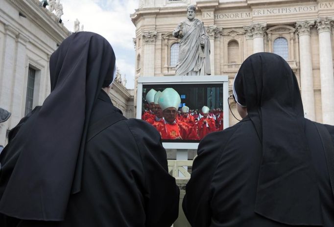 Řádové sestry sledují ve Vatikánu na velkoplošné obrazovce dopolední modlitbu kardinálů Pro Eligendo Romano Pontefice.