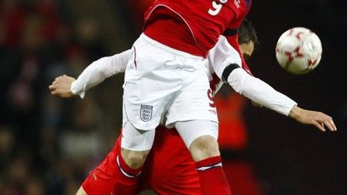 Anglický útočník Wayne Rooney hlavičkuje v průběhu přátelského utkání Anglie se Švýcarskem.