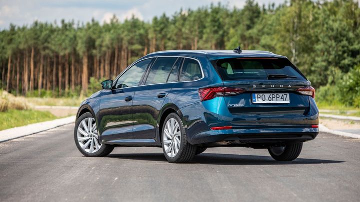 Francouzský boj proti spalovacím motorům: Pokuty čekají už i na Clio nebo Octavii