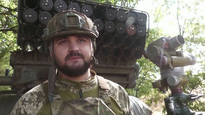 "Iniciativa přechází z rukou do rukou. Jeden týden ji máme pod kontrolou my a oni nestřílejí," uvádí ukrajinský voják.