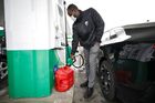 "Do igelitky ne". Američané se zásobí benzínem, kvůli výpadku sítě se bojí nedostatku
