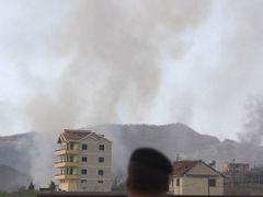 Kouř stoupá z předměstí hlavního města Albánie Tirany, kde vybuchly muniční sklady