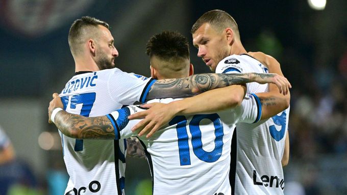 Lautaro Martinez slaví se spoluhráči gól Interu