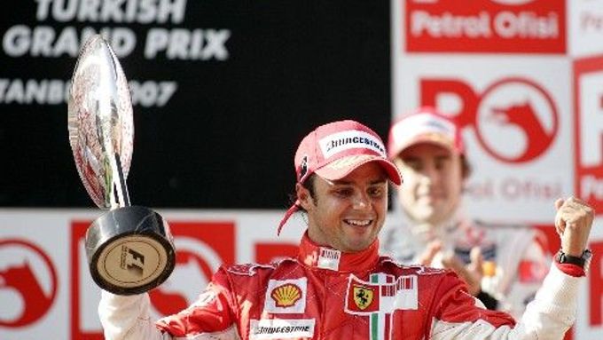 Brazilský pilot formule 1 Felipe Massa ze stáje Ferrari slaví triumf ve Velké ceně Turecka.