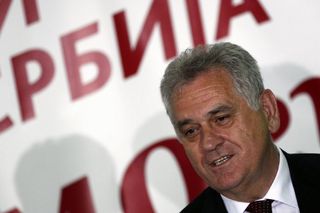 Tomislav Nikolič po oznámení prvních odhadů výsledků parlamentních voleb. Jeho strana vyhrála, ale může skončit v opozici.