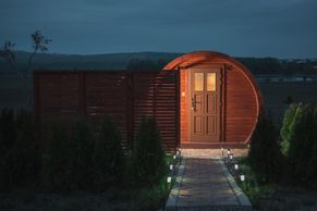 Ubytování v dřevěném sudu? Pro autentický zážitek vyrazte na Kraví horu