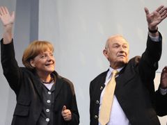Šéf CSU Günter Beckstein s kancléřkou Angelou Merkelovou.