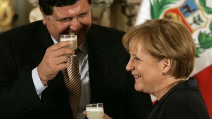 Na skleničce s Garcíou. Merkelová s peruánským prezidentem.