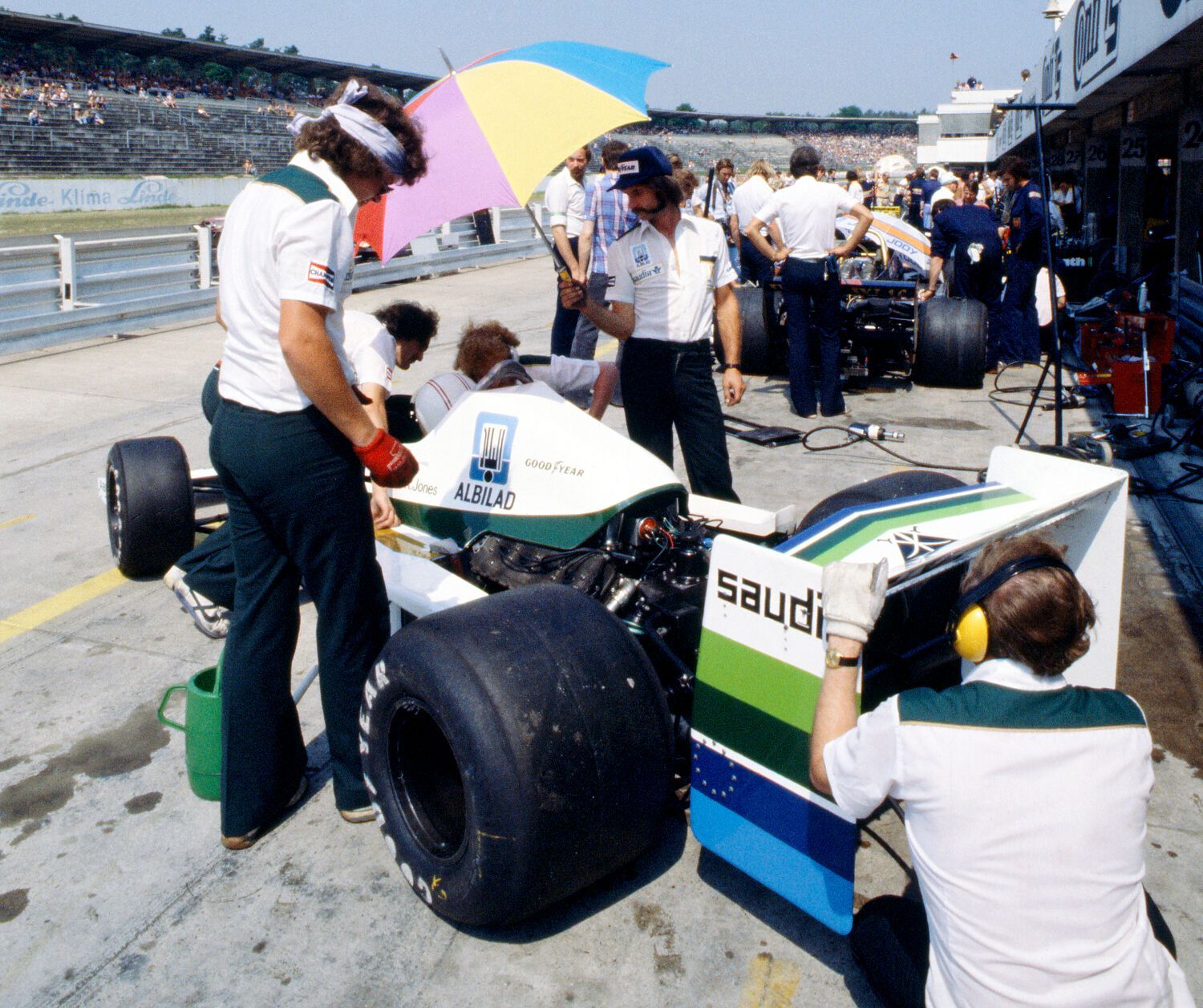 Williams, helmy mechaniků