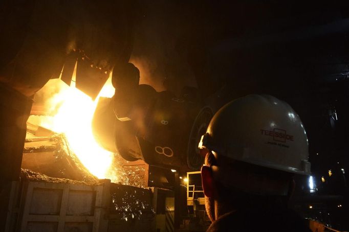 A ladle of iron is poured into a basic oxygen steel making vessel at the SSI steel plant at Redcar, northern England May 29, 2012. SSI Steel from Thailand took over the plant on February 24, 2011 after it had been closed by Tata steel. The blast furnace was relit on April 15 this year and the plant now employs 1800 workers and has produced and exported 136,000 tonnes of steel. REUTERS/Nigel Roddis (BRITAIN - Tags: BUSINESS ENERGY EMPLOYMENT) Published: Kvě. 29, 2012, 3:30 odp.