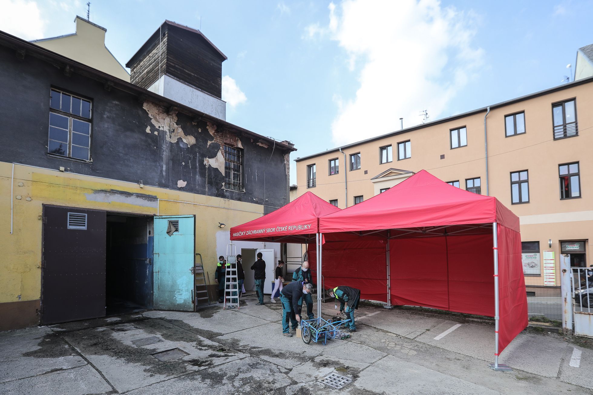 Koronavirus, COVID - Uzavřená Nemocnice Liberec, checkpoint, drive-in kontrola, medik, zdravotník