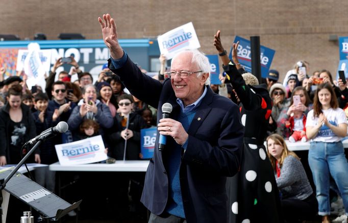 Bernie Sanders na předvolebním mítinku v Iowě