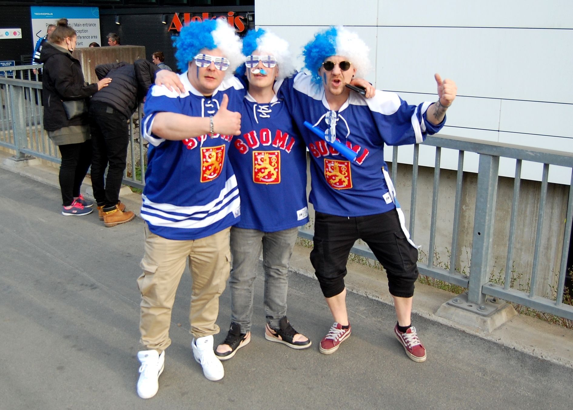 Skupinka finských fanoušků na hokejovém MS 2022 v Tampere