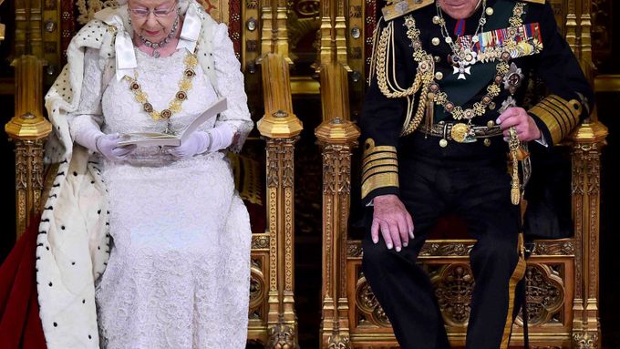 Britská královna po boku prince Filipa při čtení vládního programu.