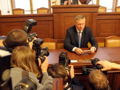 Premiér Mirek Topolánek před jednáním sněmovny, které rozhodne o důvěře jeho kabinetu.