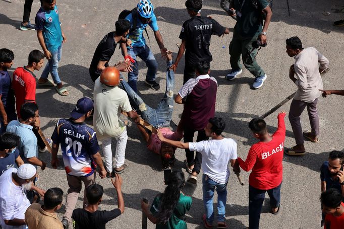 Protesty v Bangladéši požadující rezignaci premiérky šajch Hasíny Vadžídové.