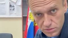 Alexej Navalnyj na videu u soudu na policejní stanici.