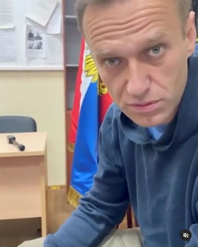 Alexej Navalnyj na videu u soudu na policejní stanici.