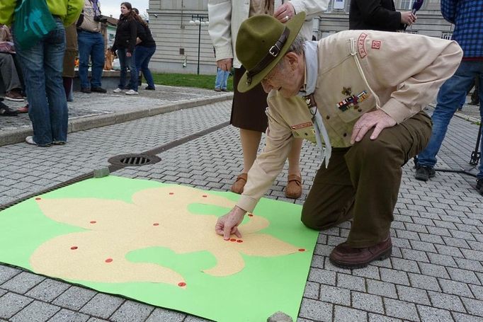 Oslavy 100 let českého skautingu v Plzni: Tvorba skautské lilie. Úkolem bylo nalepit barevné lístky za účast na akci do lilie. Zapojili se i pamětníci.