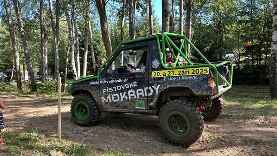 Terénní auta řádí, ochránci jásají. Největší off-road akce v Česku pomáhá přírodě