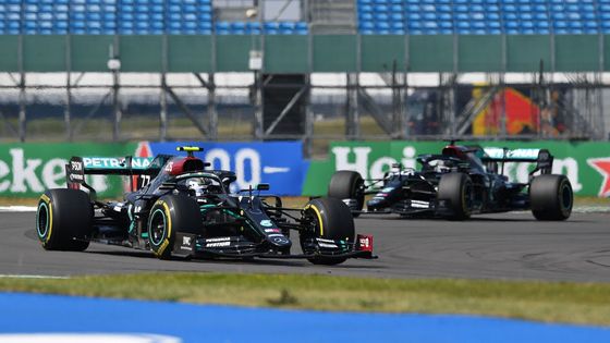 Valtteri Bottas a Lewis Hamilton ve Velké ceně k výročí 70 let F1