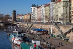 Část nábřeží u Karlova mostu se bude jmenovat po Karlu Schwarzenbergovi