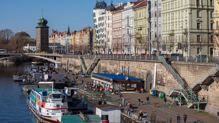 Část nábřeží u Karlova mostu se bude jmenovat po Karlu Schwarzenbergovi; Zdroj foto: Hospodářské Noviny