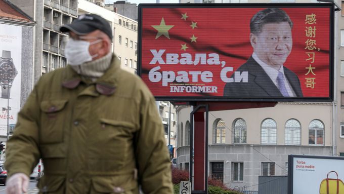 Billboardy "Děkujeme, bratře Si" na ulici v Bělehradě. Čína dodala Srbsku rychle roušky a další zdravotnické vybavení proti nemoci covid-19.