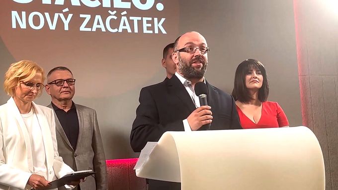 Momentka z tiskové konference hnutí Stačilo! a SOCDEM.