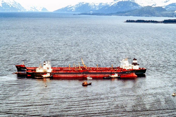 Tanker Exxon Valdez a menší přečerpávající loď během čerpání unikající ropy po nehodě tankeru.
