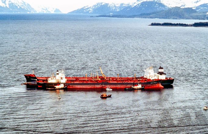 Tanker Exxon Valdez a menší přečerpávající loď během čerpání unikající ropy po nehodě tankeru.