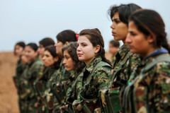 Statečné a se zbraní. V kurdské armádě bojuje třetina žen, nasazují život zadarmo