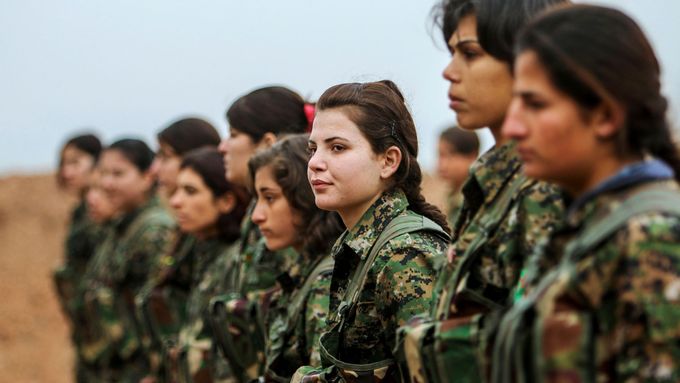 Členky Ženských obranných jednotek (YPJ).