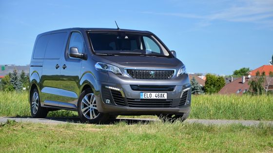 Konečně elektromobil v nejpraktičtější možné karoserii. Test Peugeotu e-Traveller