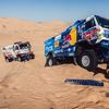 Martin Šoltys s Tatrou pomáhá vytáhnout Kamaz Andreje Šibalova v 2. etapě Rallye Dakar