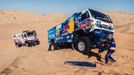 Martin Šoltys s Tatrou pomáhá vytáhnout Kamaz Andreje Šibalova v 2. etapě Rallye Dakar