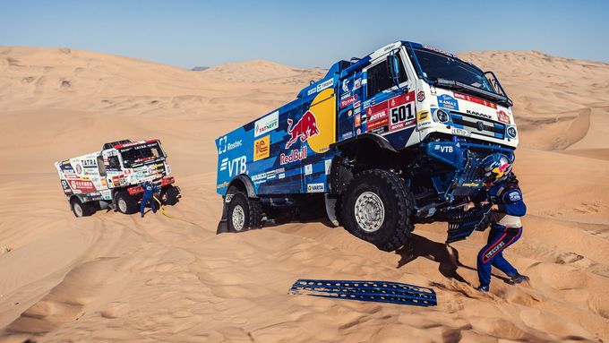 Martin Šoltys s Tatrou pomáhá vytáhnout Kamaz Andreje Šibalova v 2. etapě Rallye Dakar