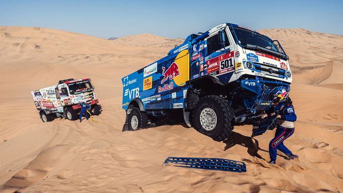 Martin Šoltys s Tatrou pomáhá vytáhnout Kamaz Andreje Šibalova v 2. etapě Rallye Dakar