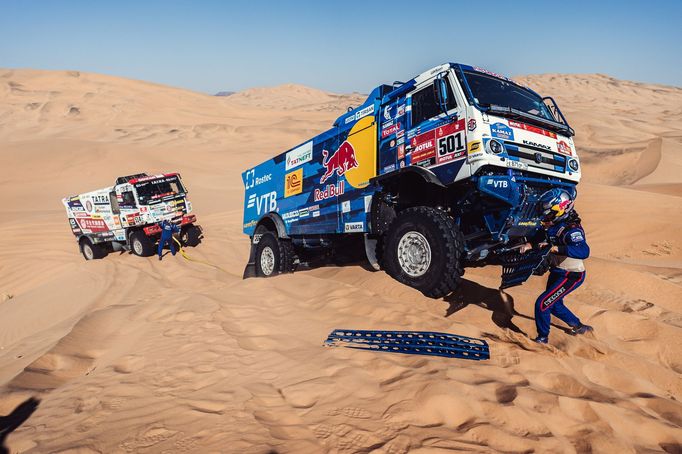 Martin Šoltys s Tatrou pomáhá vytáhnout Kamaz Andreje Šibalova v 2. etapě Rallye Dakar