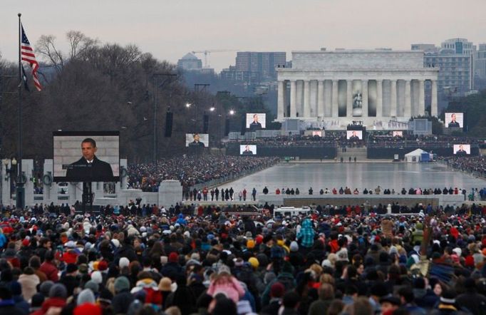 Davy ve Washingtonu naslouchají projevu Baracka Obamy.